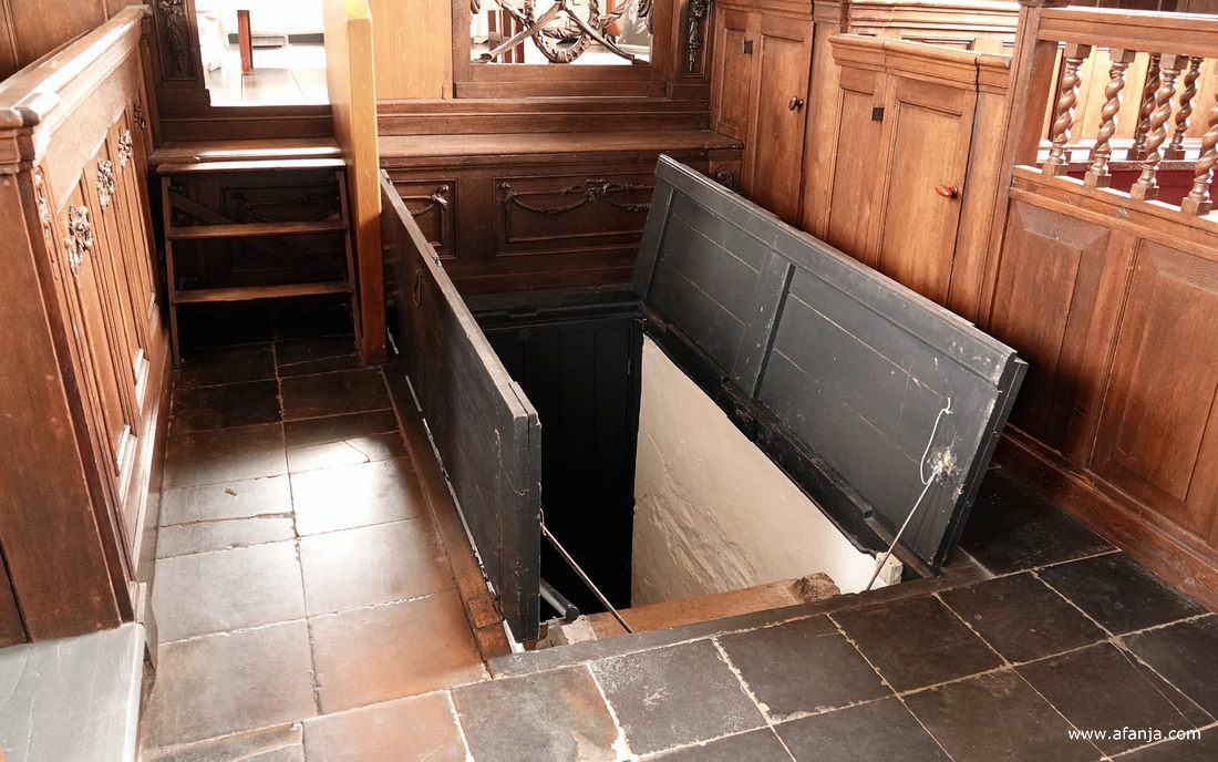 de ingang van de grafkelder met de mummies