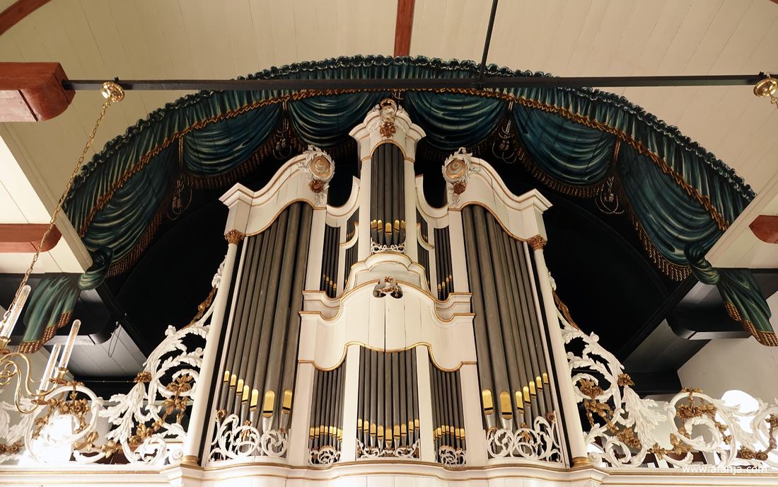 het imposante orgel in de Nicolaaskerk van Wiuwert