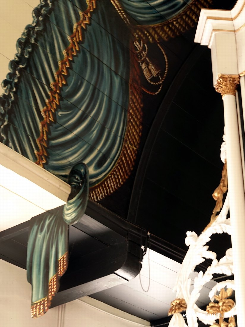 de geschilderde houten gordijnen bij het orgel