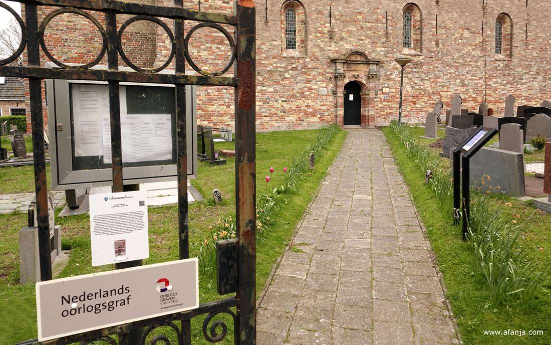 bij de romaanse St. Maartenskerk in Boazum