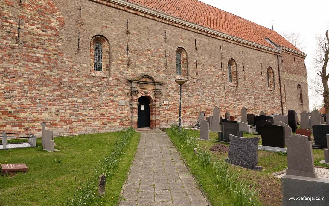 bij de romaanse St. Maartenskerk in Boazum