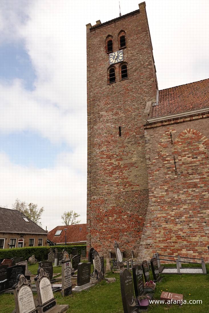 bij de romaanse St. Maartenskerk in Boazum