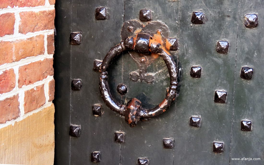 de zware deur van de St. Maartenskerk in Boazum