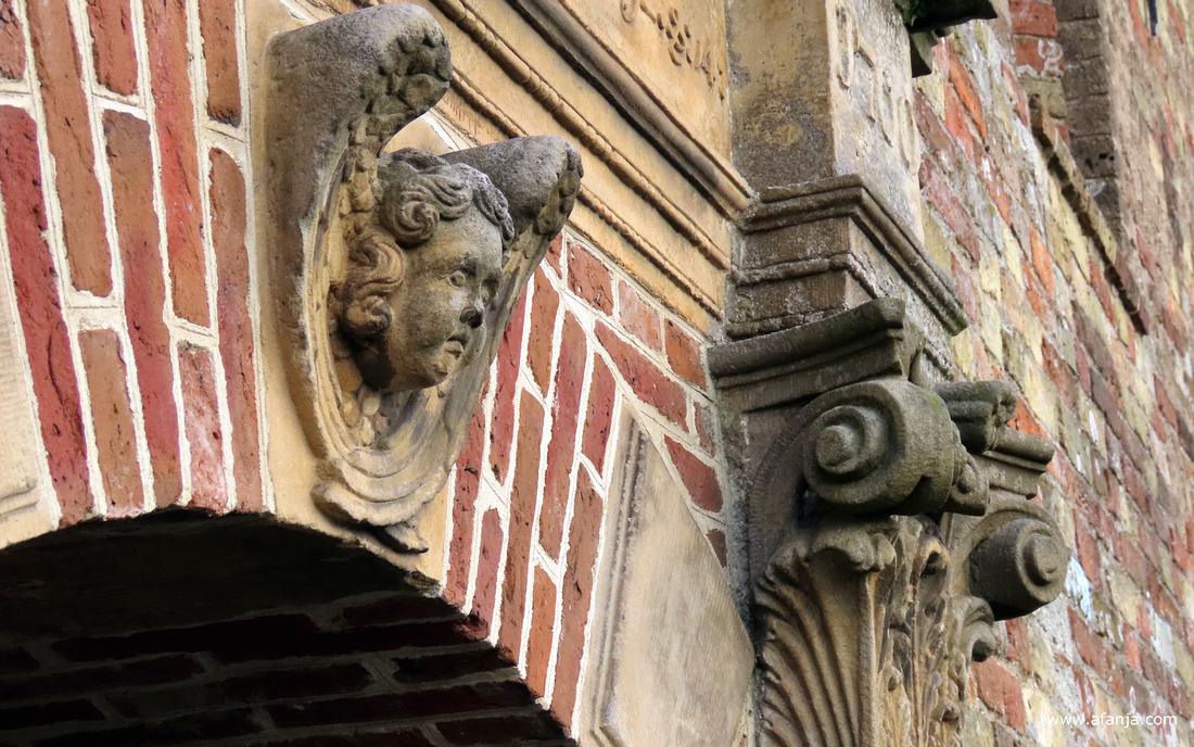 bij de romaanse St. Maartenskerk in Boazum