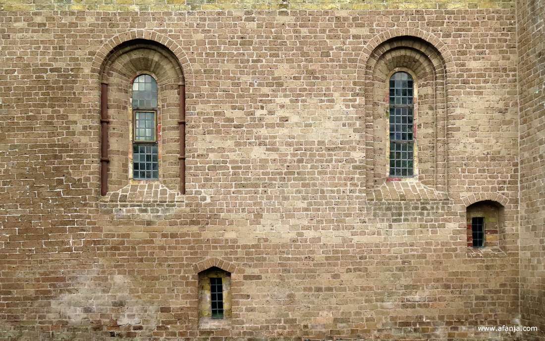 bij de romaanse St. Maartenskerk in Boazum