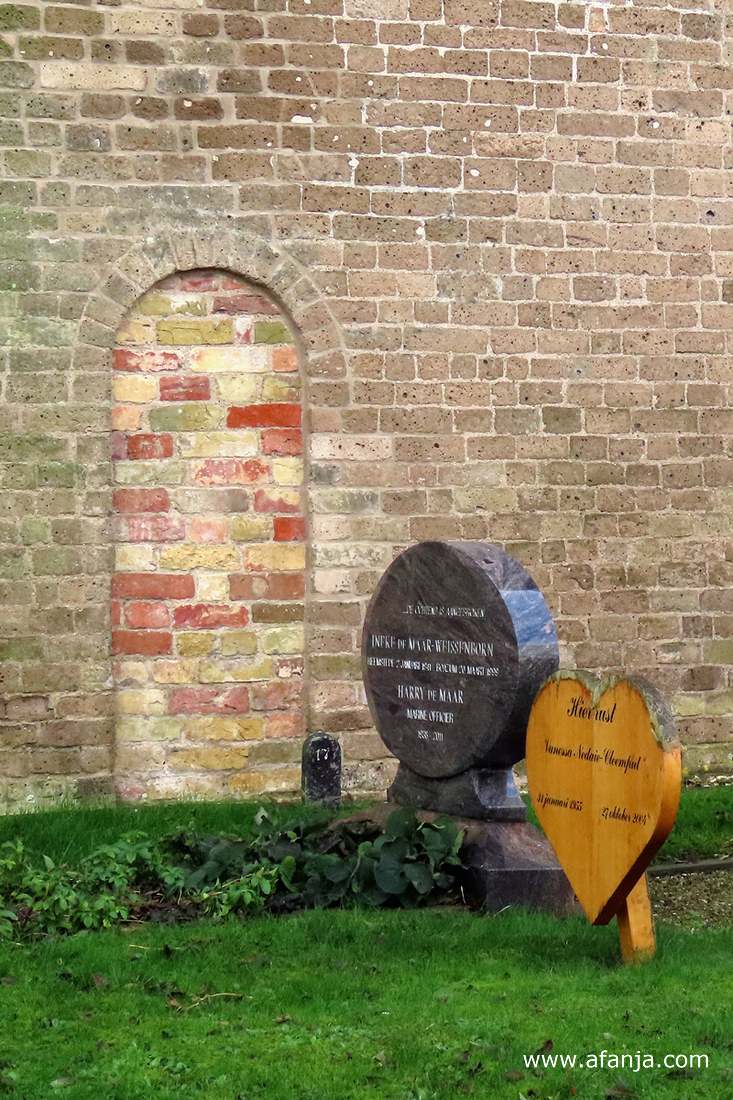 het dichtgemetselde noormannenpoortje van de romaanse St. Maartenskerk in Boazum