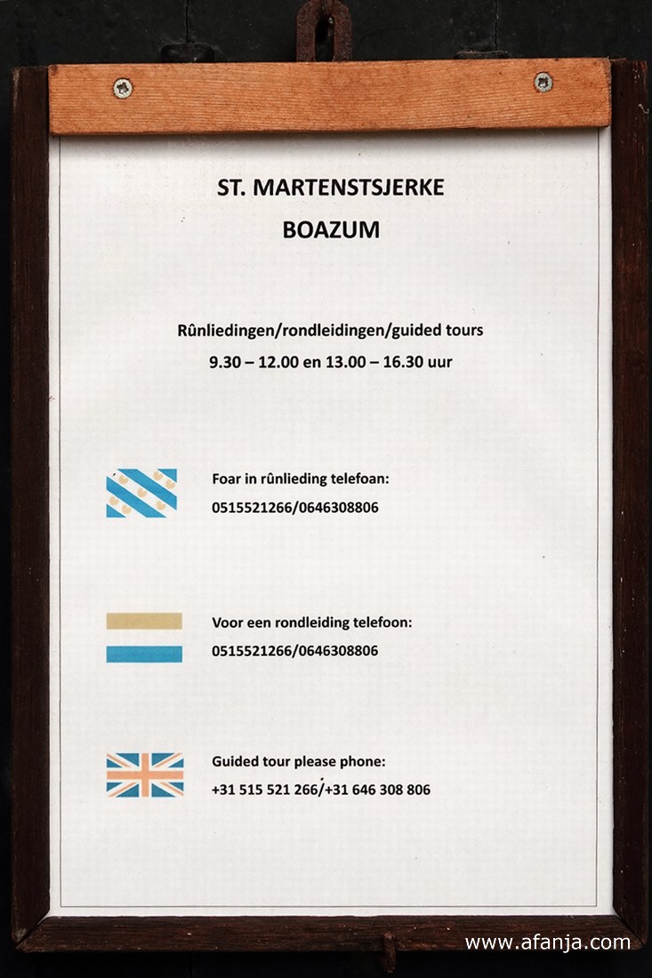 bij de romaanse St. Maartenskerk in Boazum
