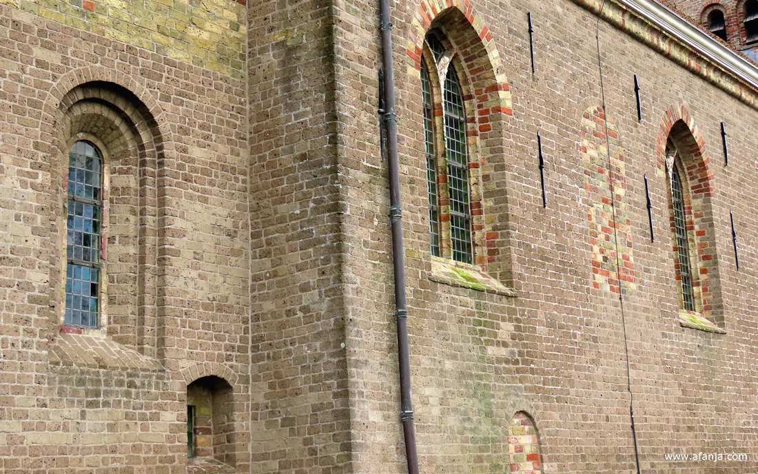 bij de romaanse St. Maartenskerk in Boazum