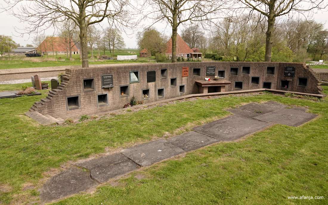 op de begraafplaats bij de Ald Toer