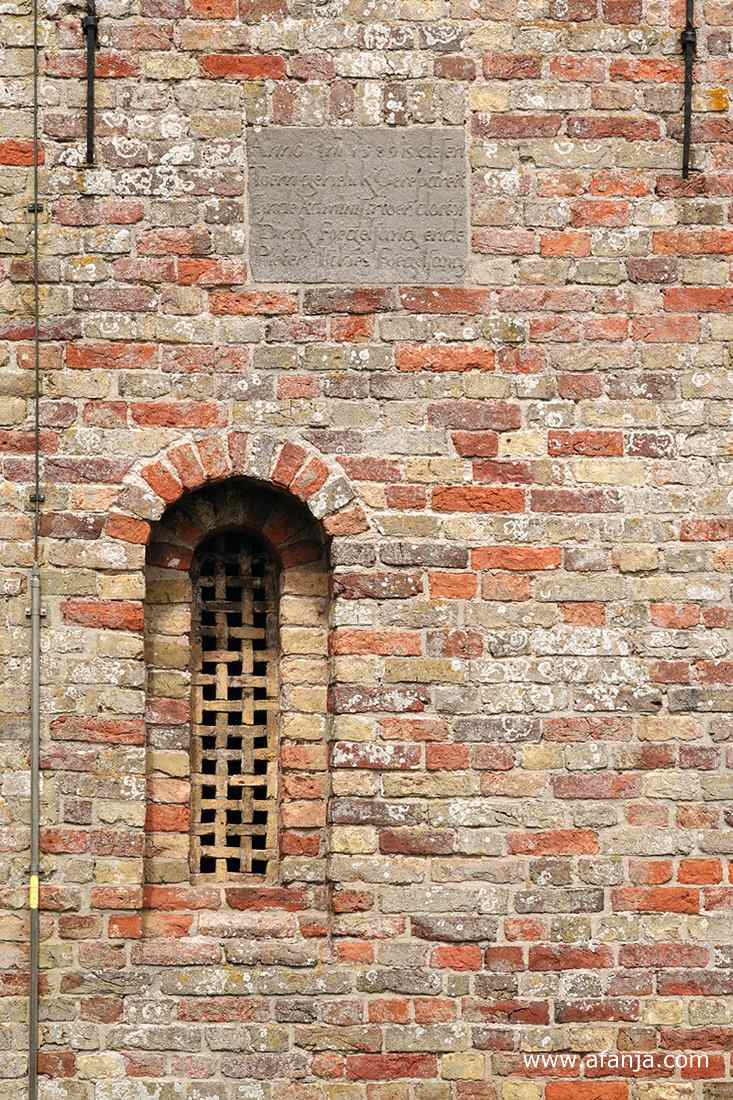 gevelsteen en boogvenster in de Ald Toer