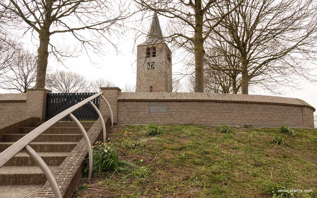 de Ald Toer achter de kerkhofmuur op de afgegraven terp bij Easterwierrum