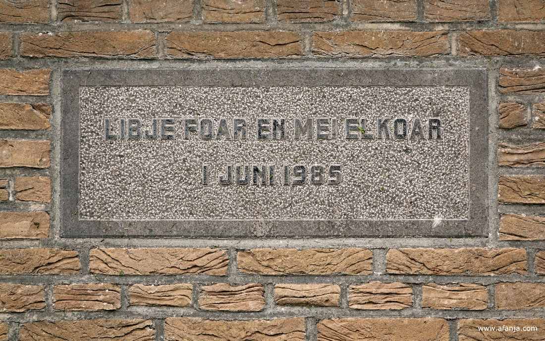 een gevelsteen uit 1985 in de kerkhofmuur