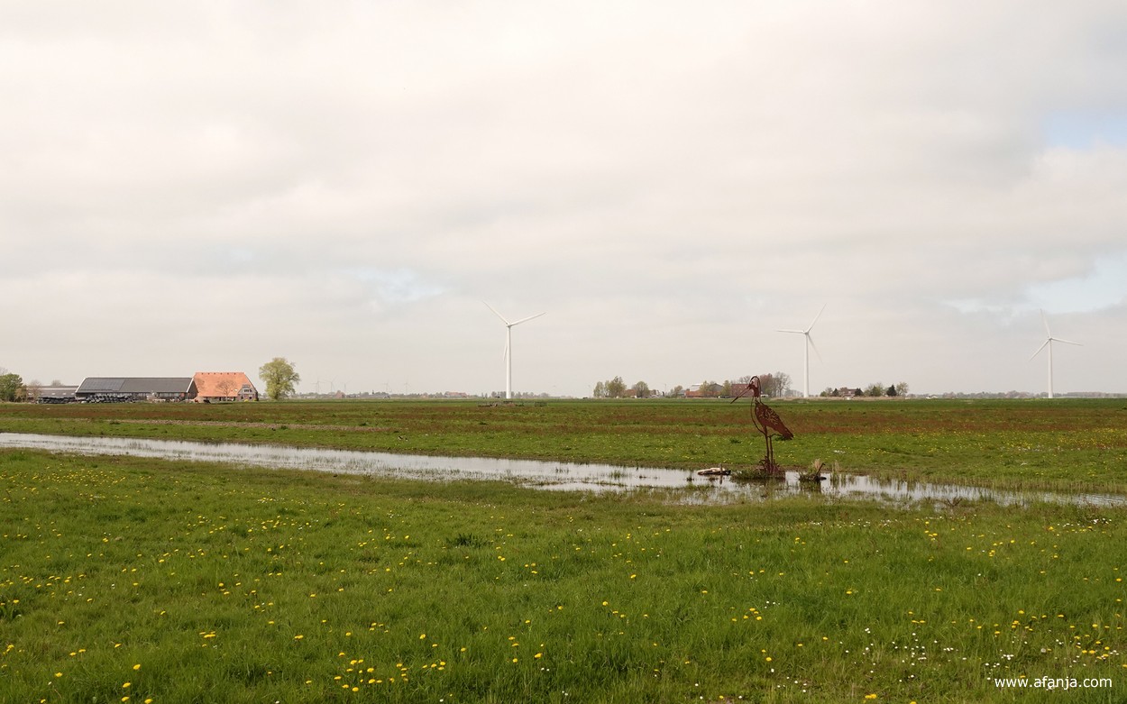 een ca. 3 meter hoge cortenstaal grutto in het land bij boer Bote