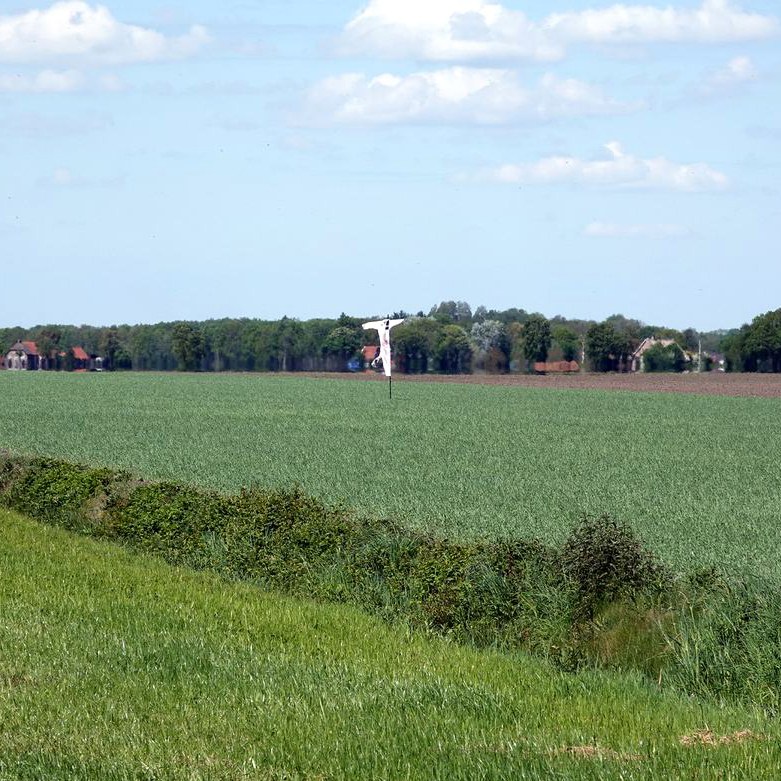 witte pakken zonder mannen in het veld