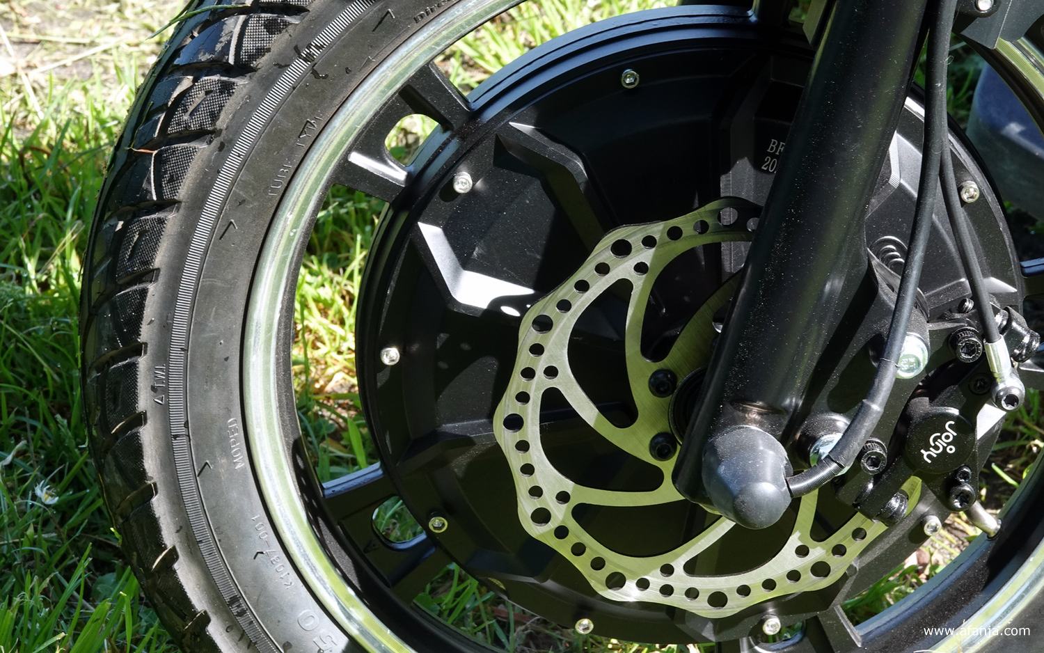 detail van het voorwiel van de Joiny - mijn alternatief voor een scootmobiel