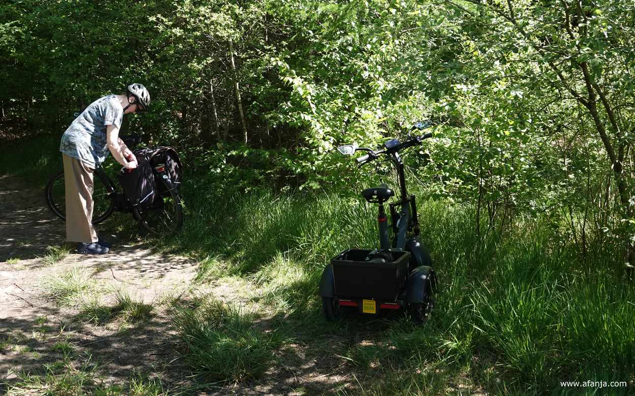 Aafjes' fiets en de Joiny krijgen een plekje in de schaduw