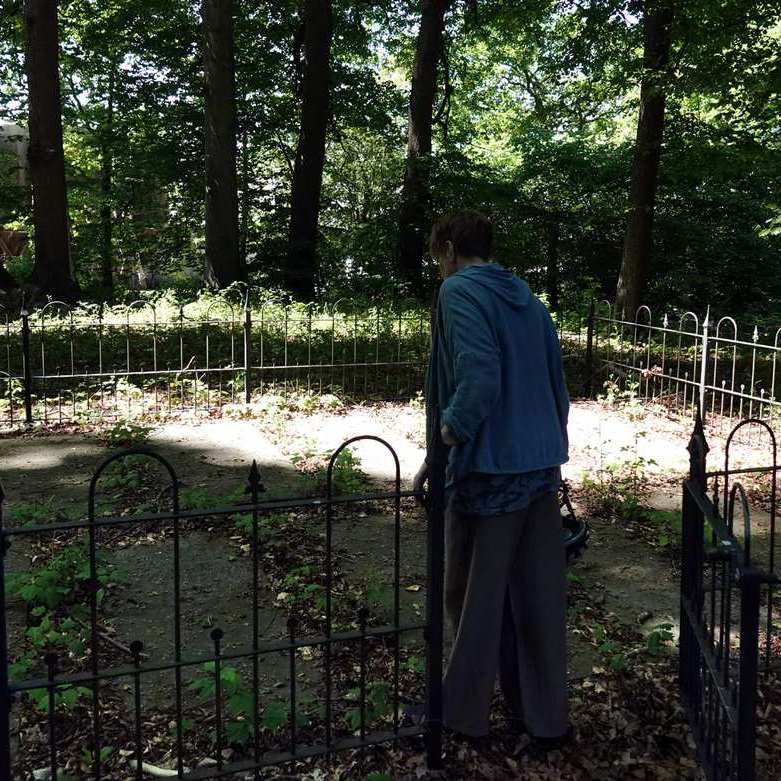 Aafje probeert de oude grafstenen te ontcijferen