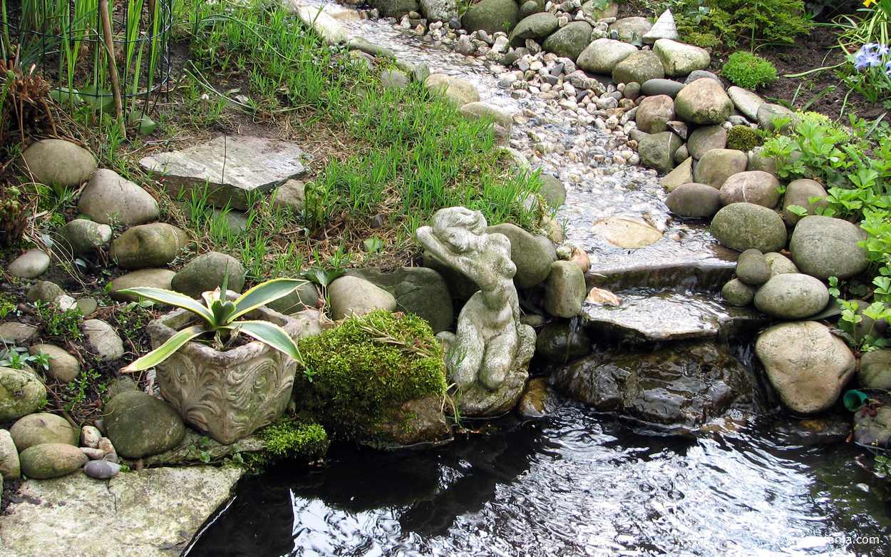 stromend water in de tuin