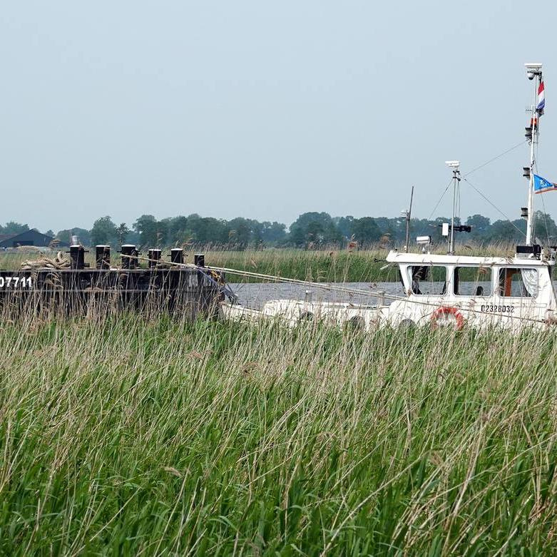 er schuit een sleepboot met een grote schuit in beeld