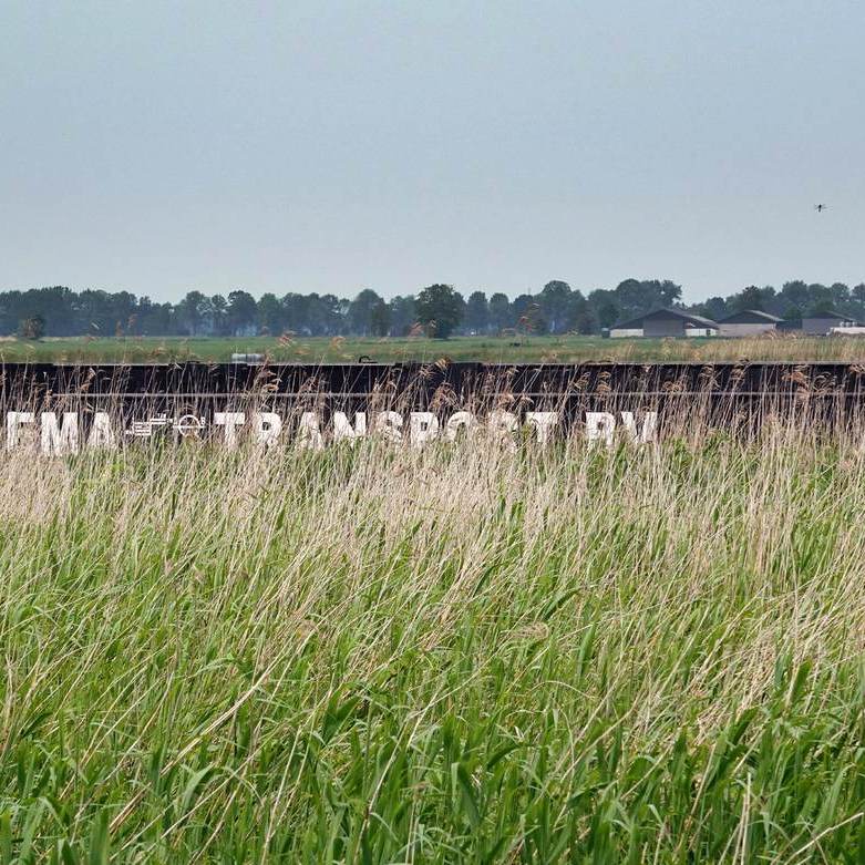 een grote schuit van Jongema Transport wordt naar Drachten gesleept