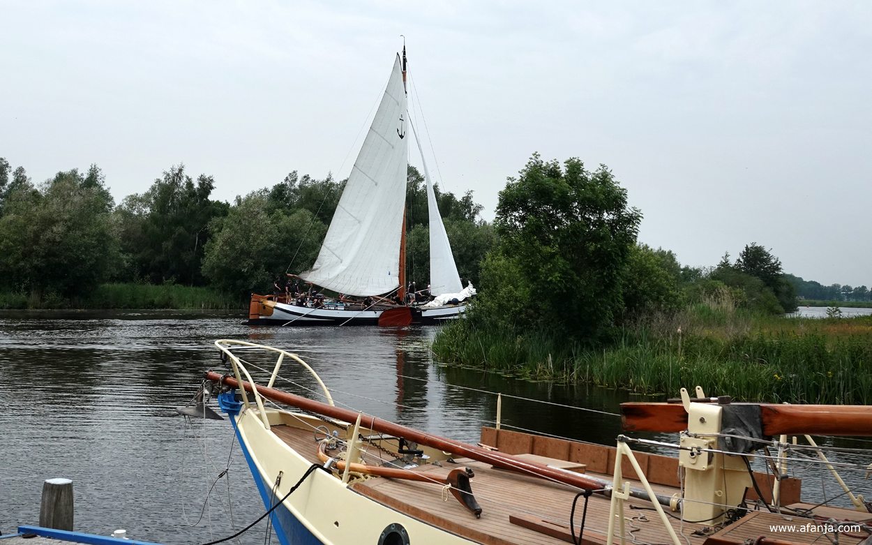 skûtsje 'Sterke Jerke' verlaat als eerste Buitenstvallaat om op weg te gaan naar Drachten
