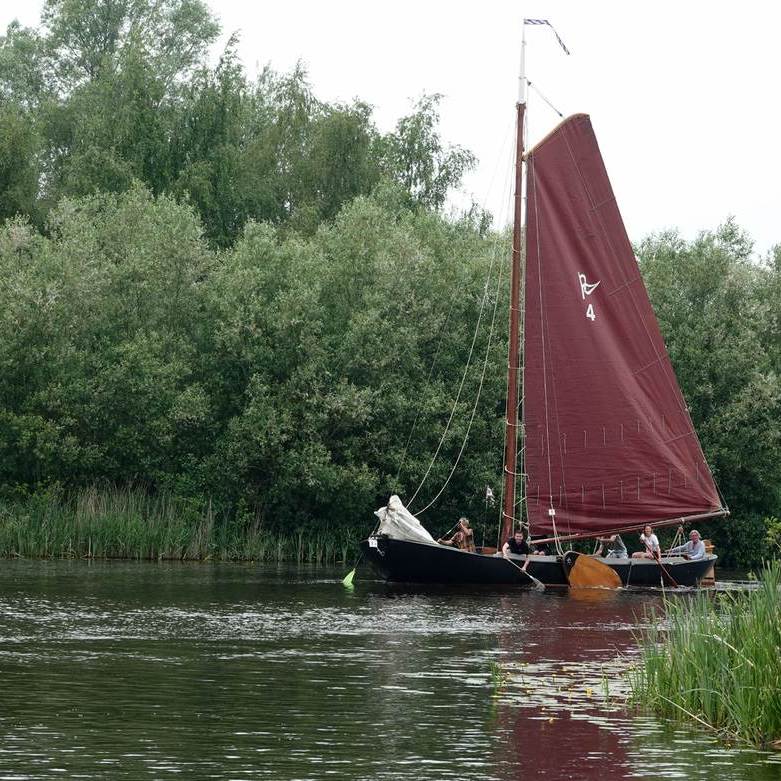 de praam 'Twirre' vaart Buitenstvallaat binnen