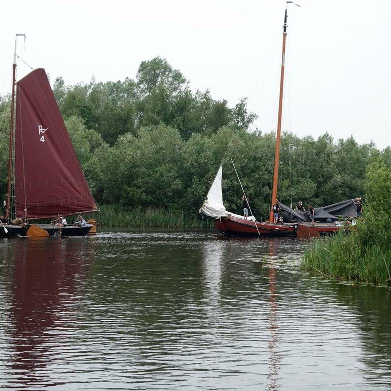 de praam 'Twirre' vaart Buitenstvallaat binnen, gevolgd door het skûtsje 'Lytse Earnewâldster