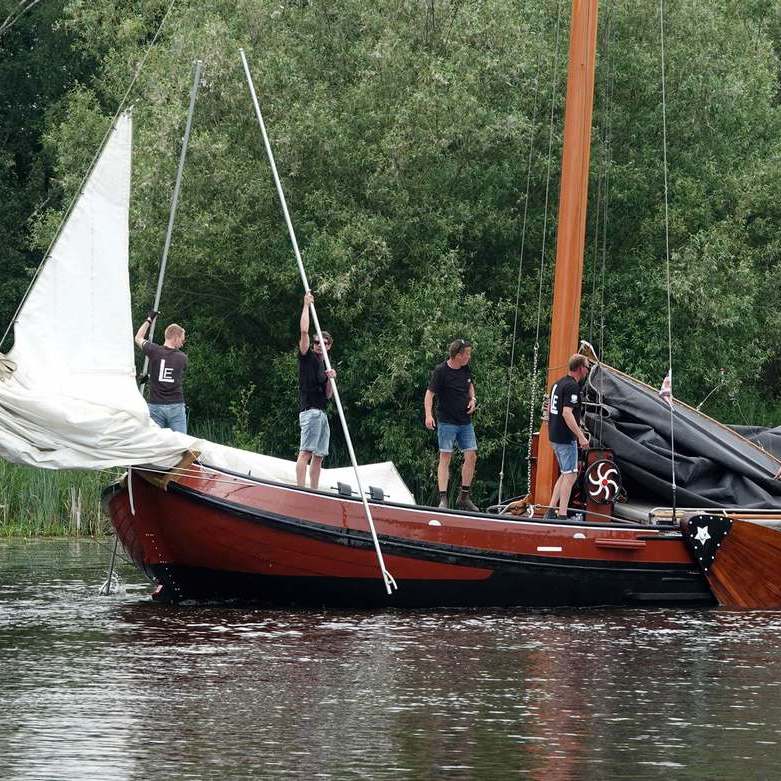 het skûtsje 'Lytse Earnewâldster vaart Buitenstvallaat binnen