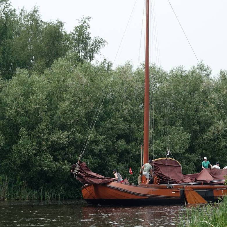 een skûtsje met bruine zeilen loopt Buitenstvallaat binnen