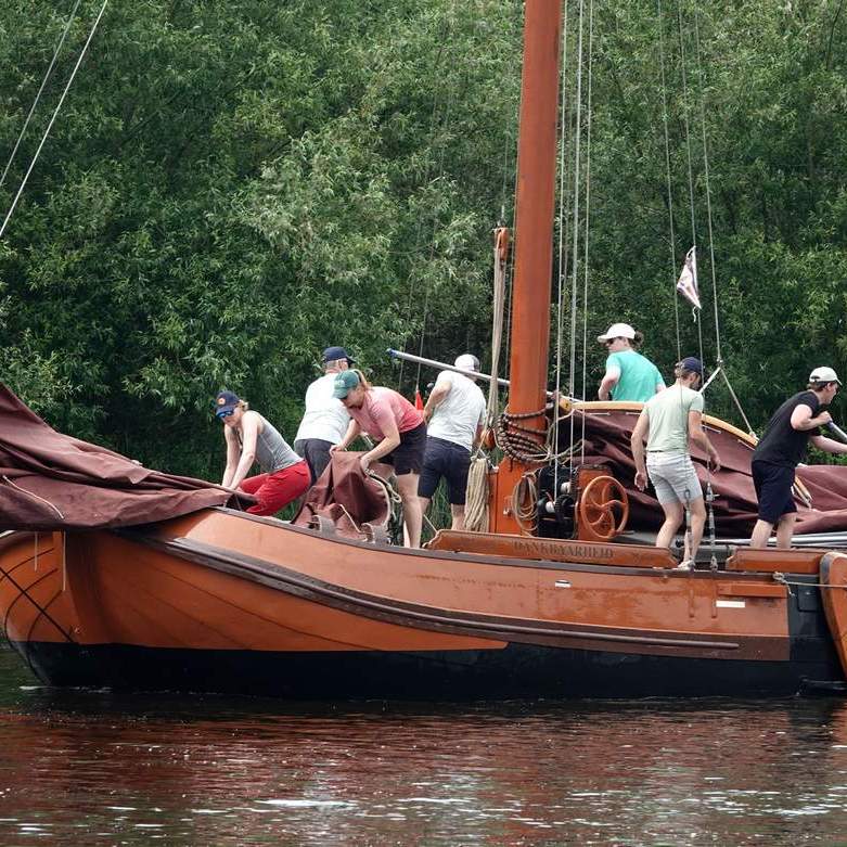 een skûtsje met bruine zeilen loopt Buitenstvallaat binnen