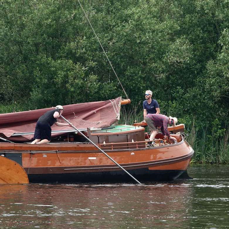 een skûtsje met bruine zeilen loopt Buitenstvallaat binnen