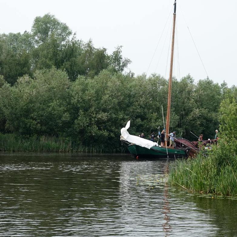skûtsje 'Doeke van Martena' vaart Buitenstvallaat binnen