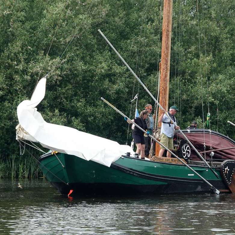 skûtsje 'Doeke van Martena' vaart Buitenstvallaat binnen
