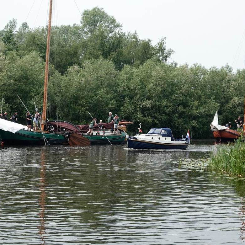 skûtsje 'Doeke van Martena' vaart Buitenstvallaat binnen gevolgd door een ander skûtsje