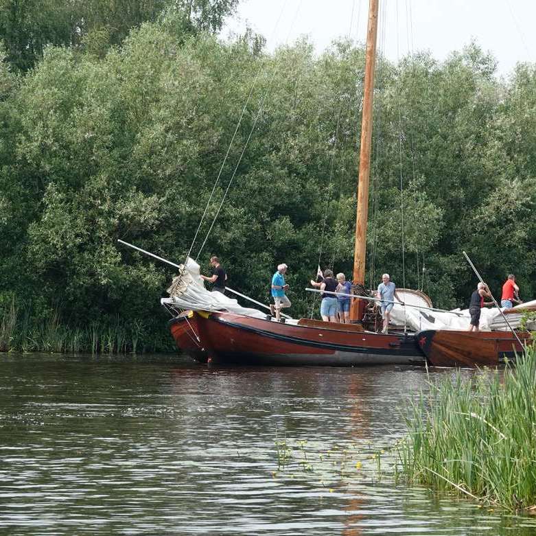 een skûtsje vaart richting Buitenstvallaat