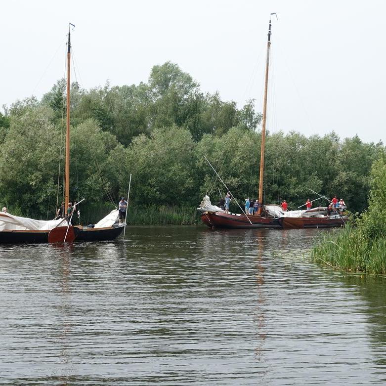 een skûtsje vaart richting Buitenstvallaat, een praam zet koers naar Drachten