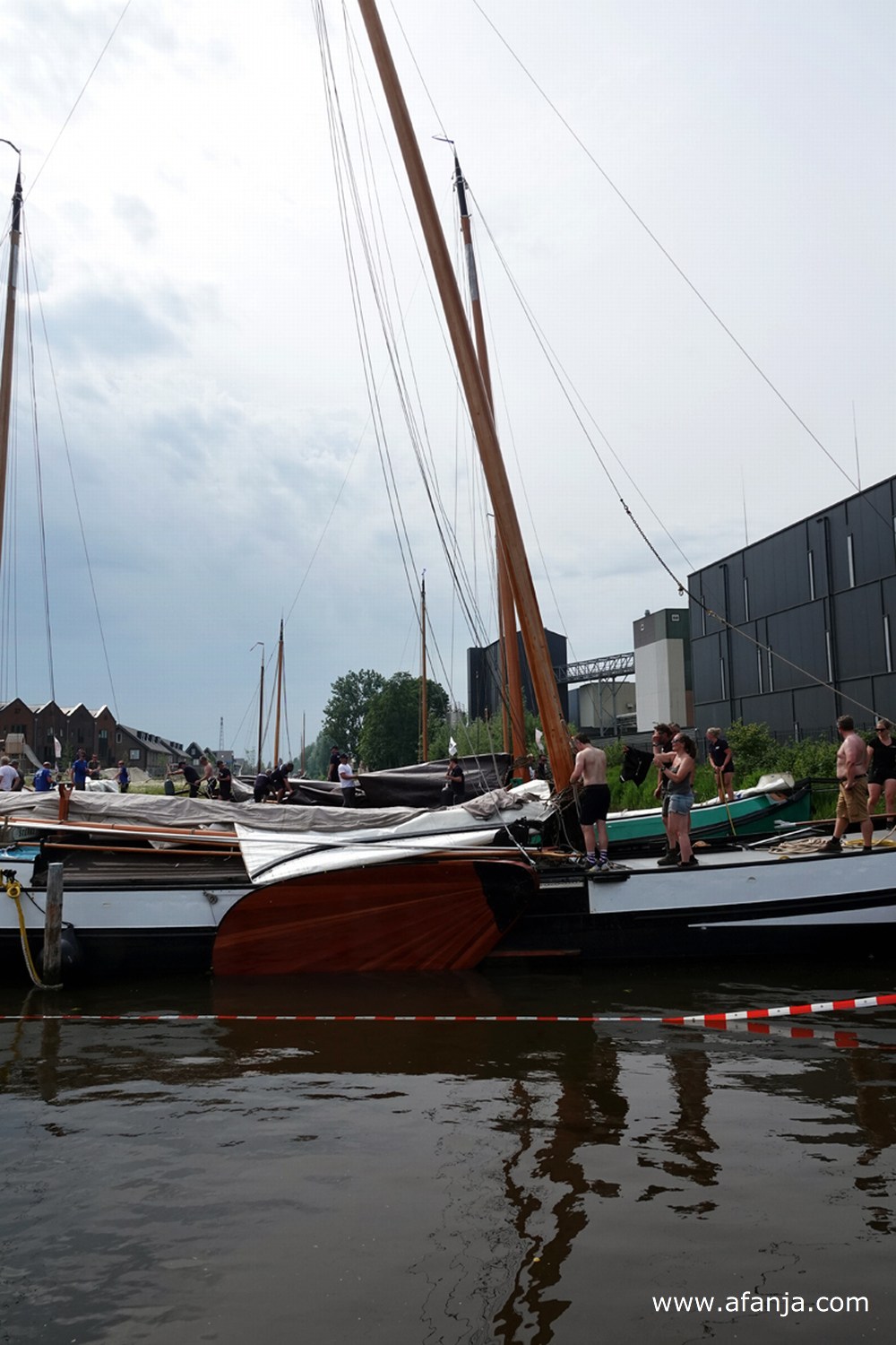 de mast van de Sterke Jerke wordt gestreken