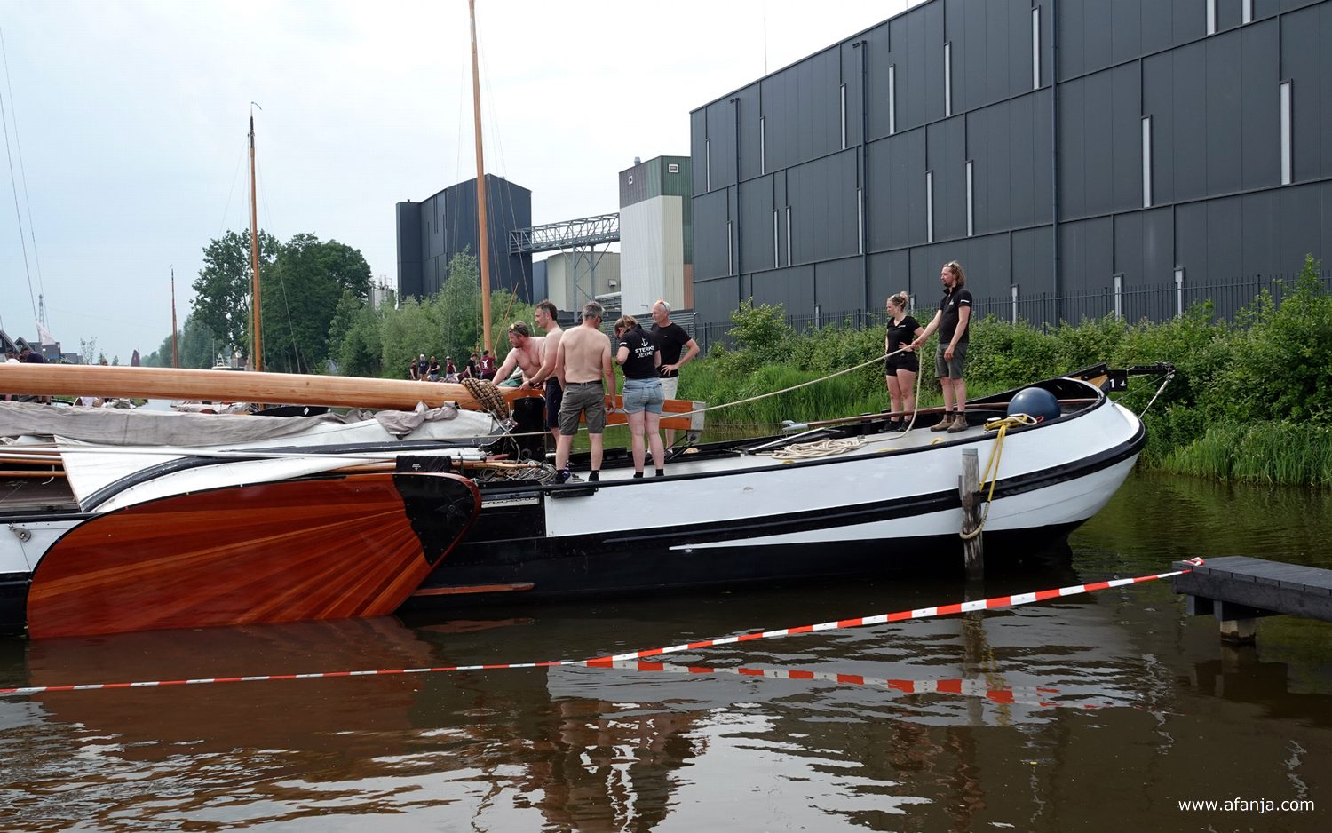 de mast van de Sterke Jerke wordt gestreken