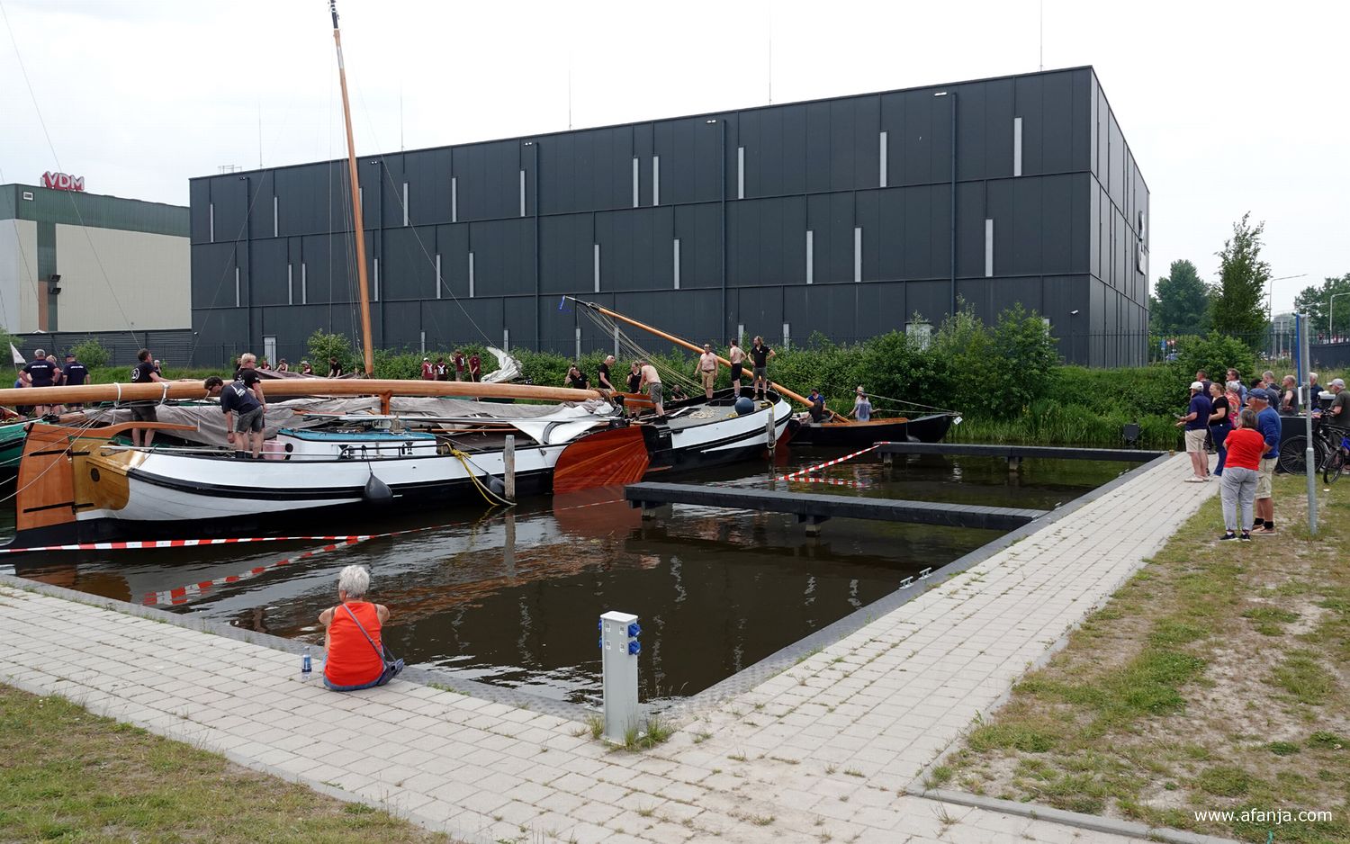 de Sterke Jerke is bijna klaar om onder de brug door te kunnen varen