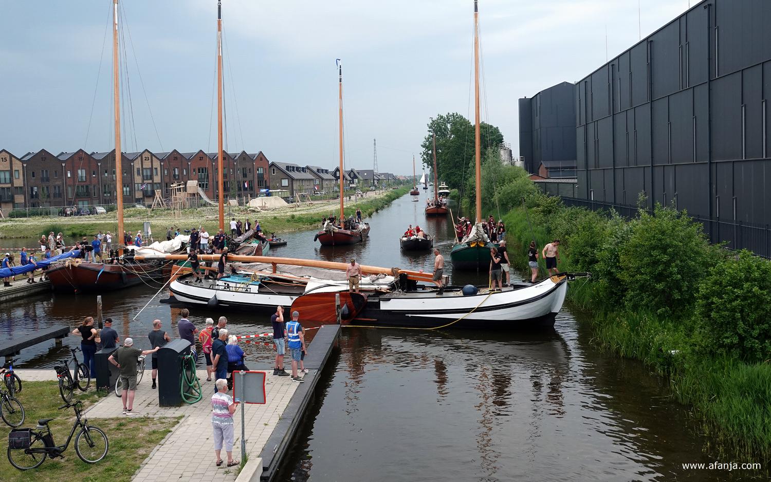 de Sterke Jerke is bijna klaar om onder de brug door te kunnen varen