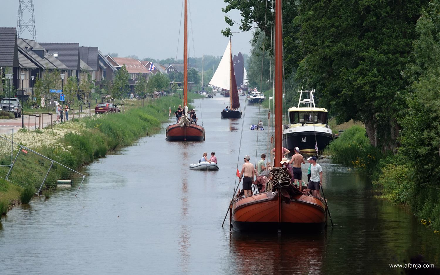 er trekt nog steeds een lange stoet skûtsje en pramen over de Drachtstervaart