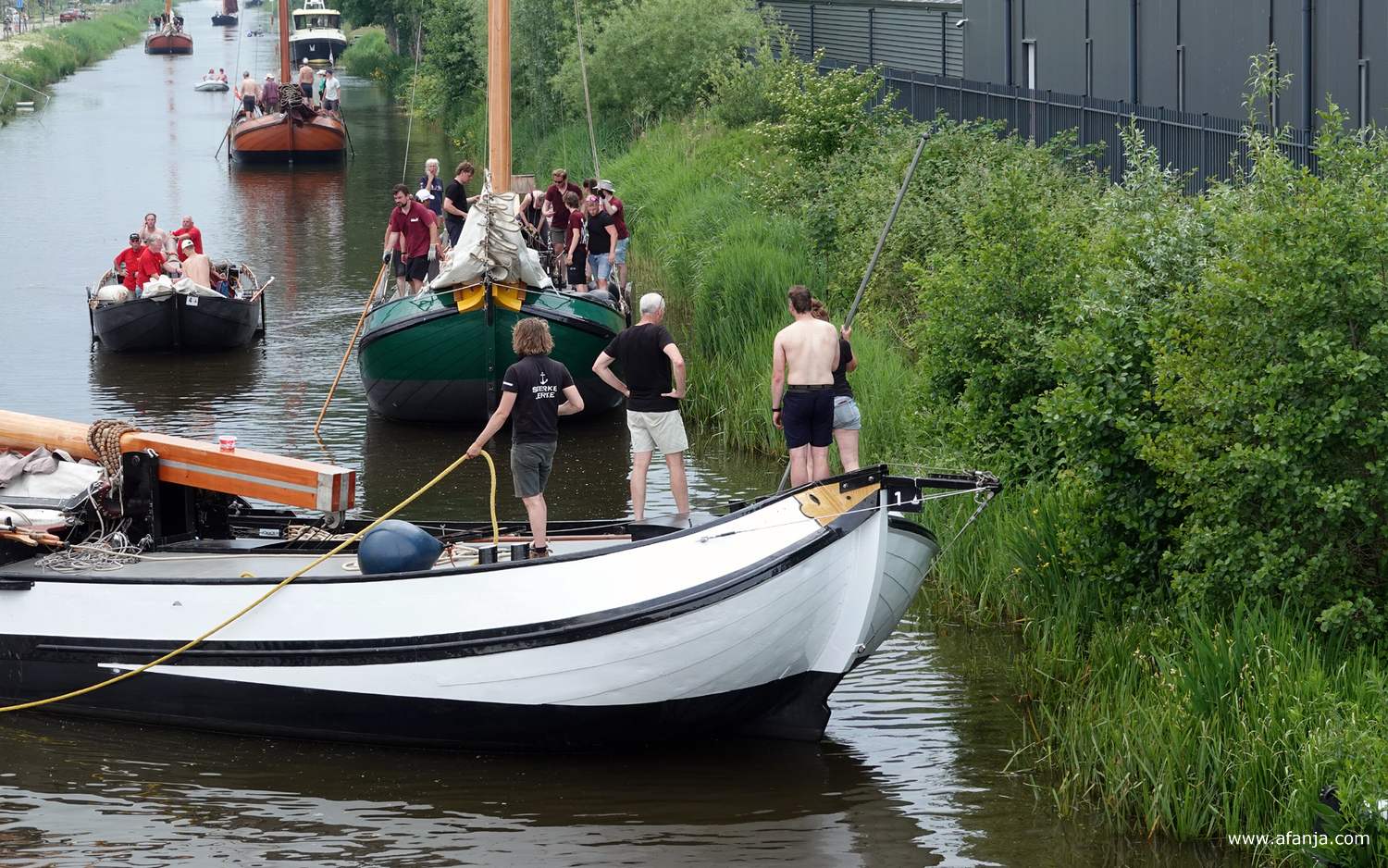 de Sterke Jerke is bijna klaar om onder de brug door te kunnen varen