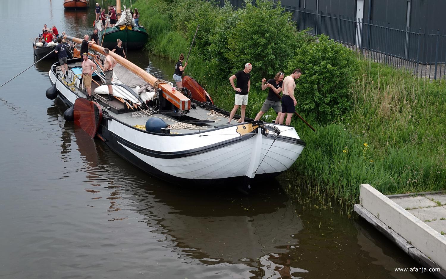 opnieuw moet het skûtsje van de wal worden geduwd