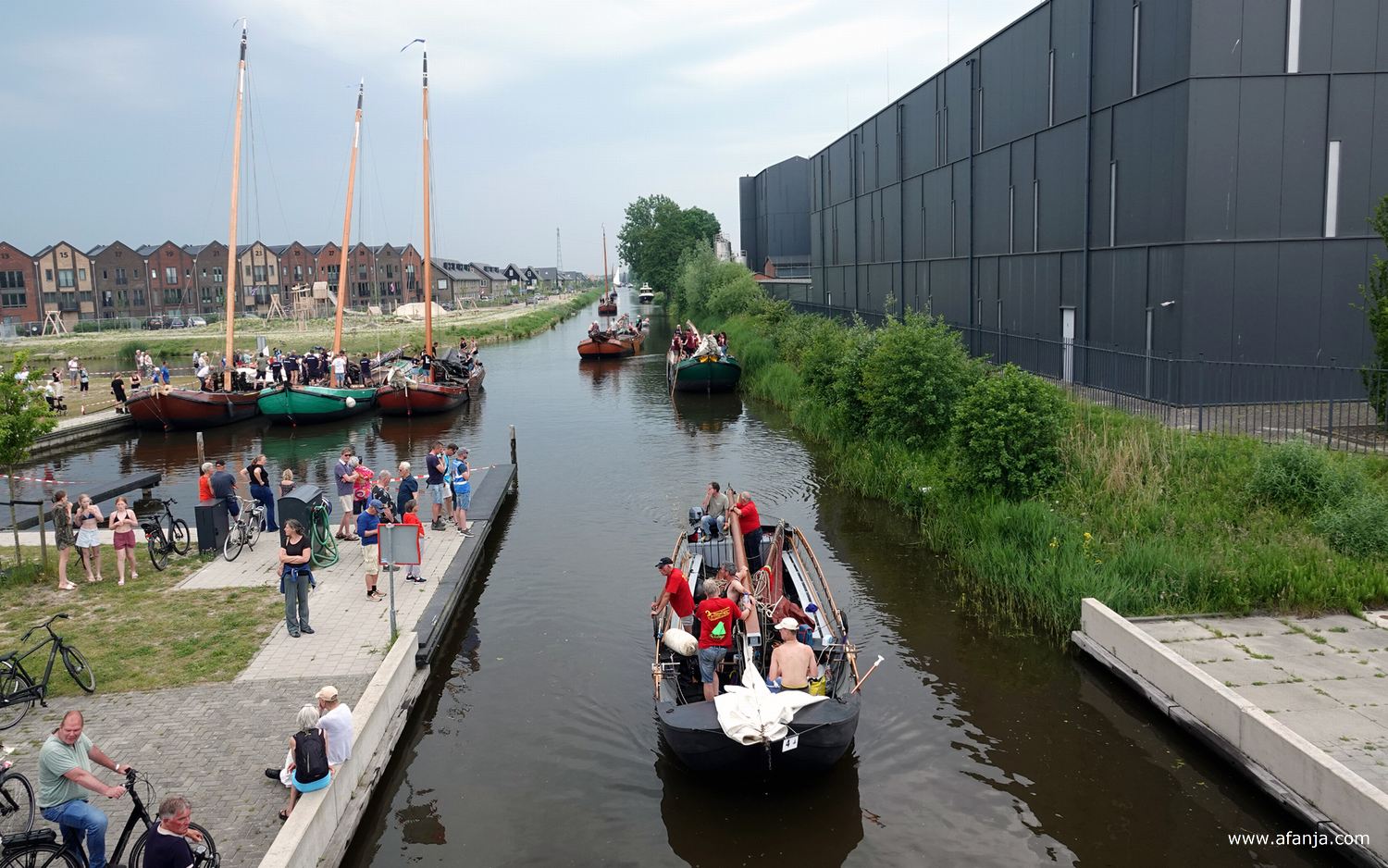 een praam vaart bijna onder de Pijpbrug door