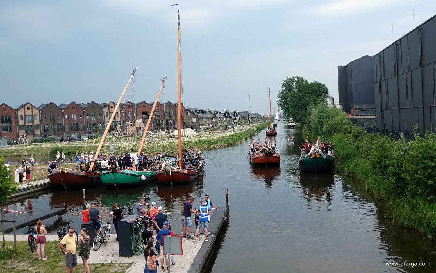 uitzicht over de Drachtstervaart met naderende skûtsjes en pramen