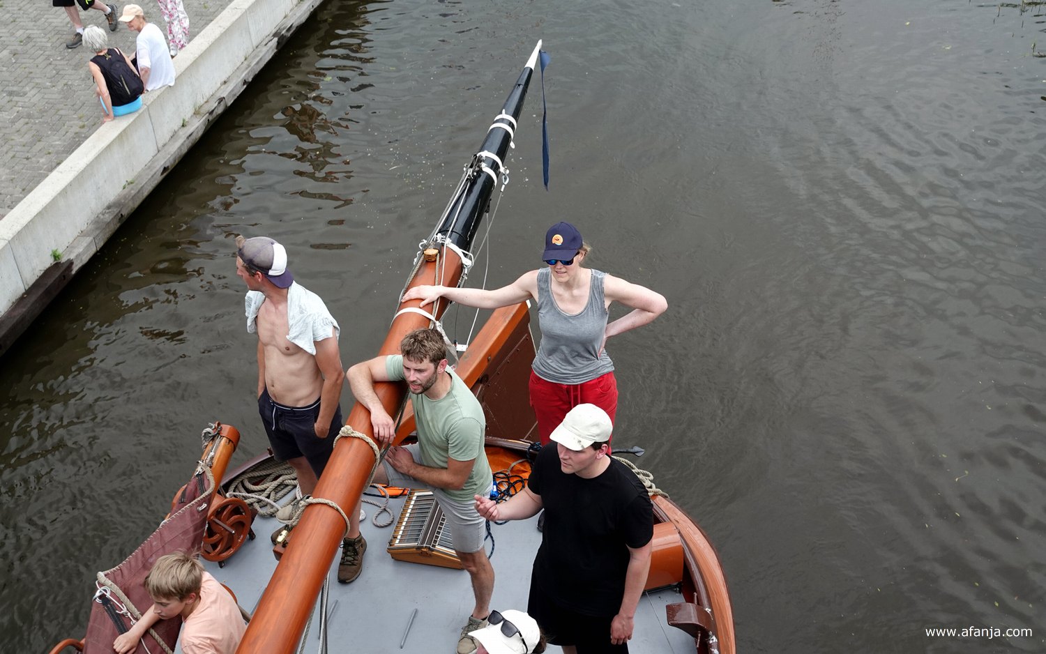 een skûtsje vaart onder de Pijpbrug door