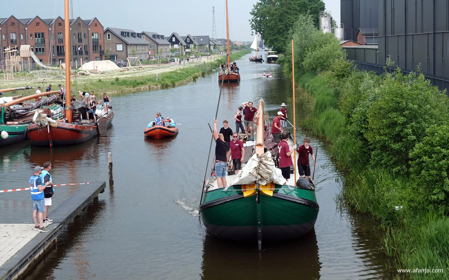 skûtsje 'de Verwisseling' vaart bijna onder de Pijpbrug door