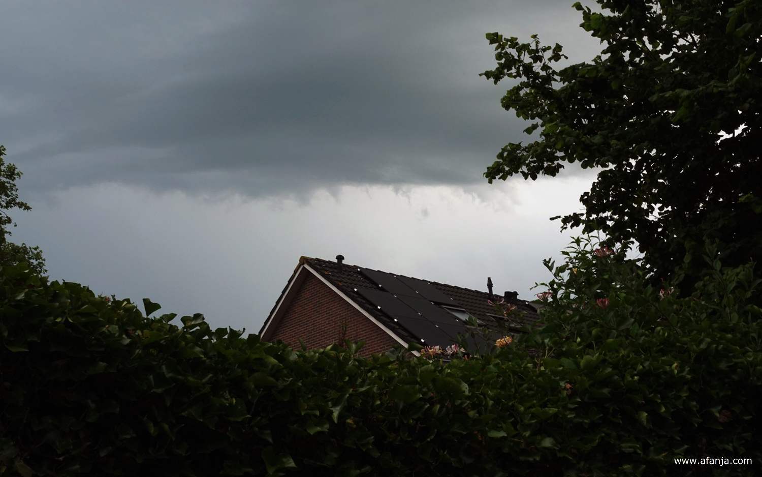 21:32 uur, een eerste bui trekt ten oosten van ons langs