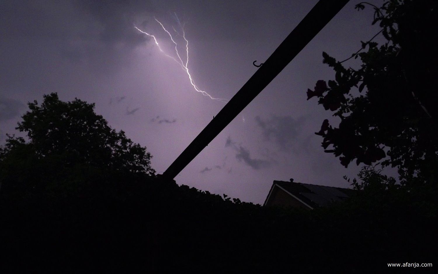 het onweer houdt geruime tijd aan met vooral veel wolk-wolk ontladingen
