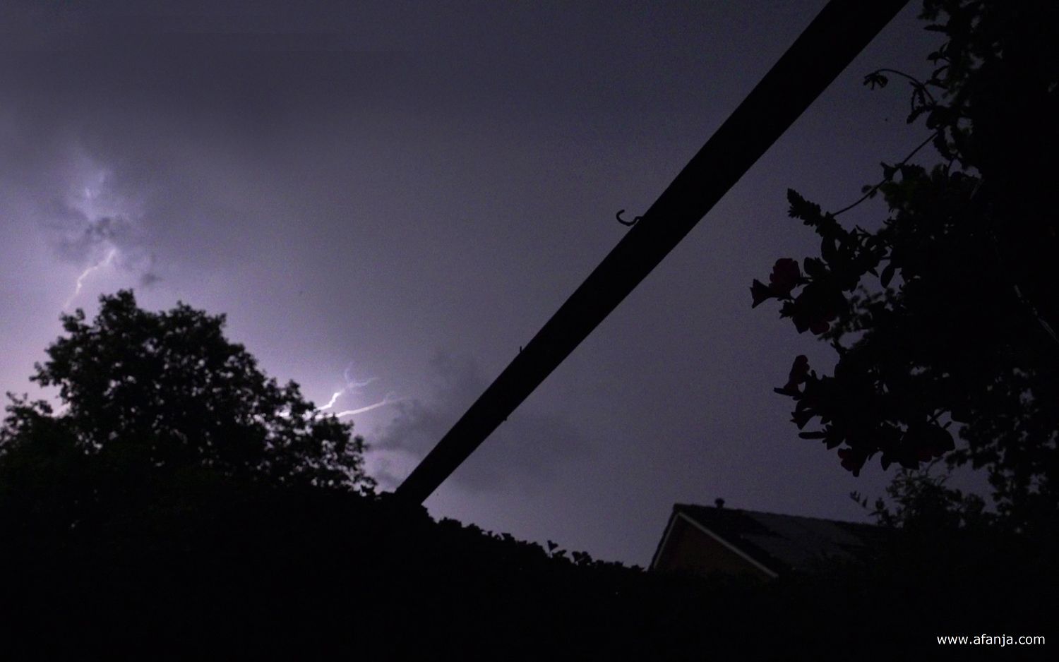 het onweer houdt geruime tijd aan met vooral veel wolk-wolk ontladingen
